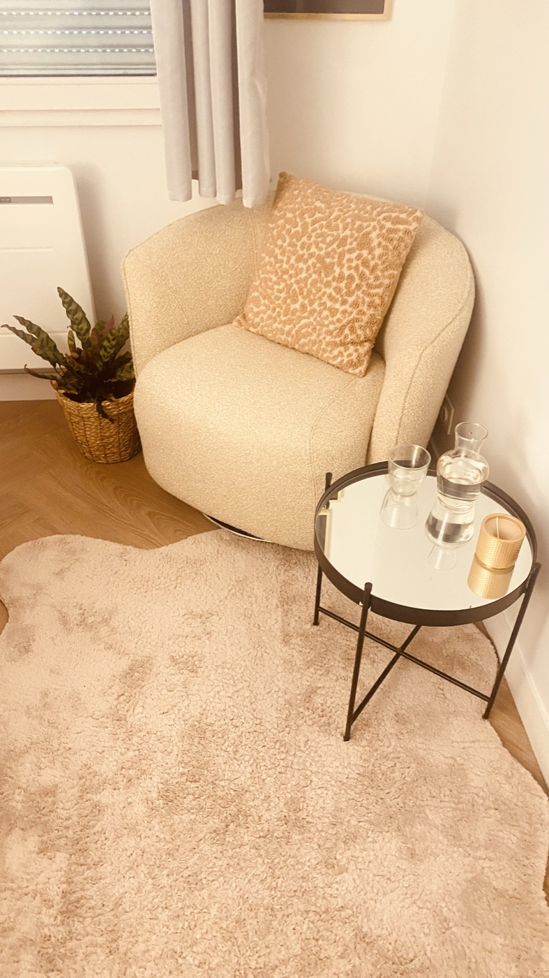 Coin cocooning de l'atelier, fauteuil et tapis moelleux