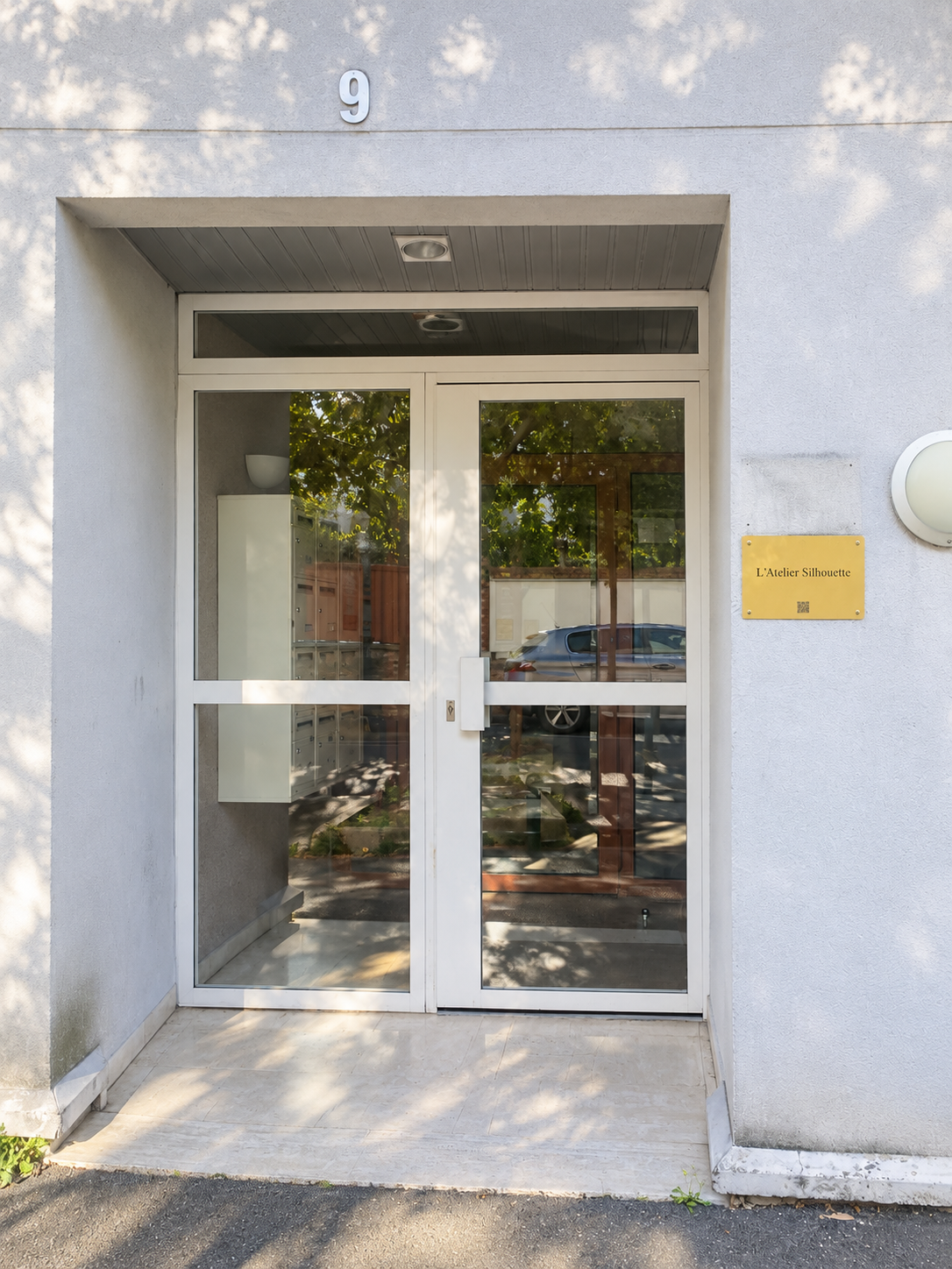Entrée du 9 rue Jules Gourie à Thiais, avec la plaque L’Atelier Silhouette à droite de la porte