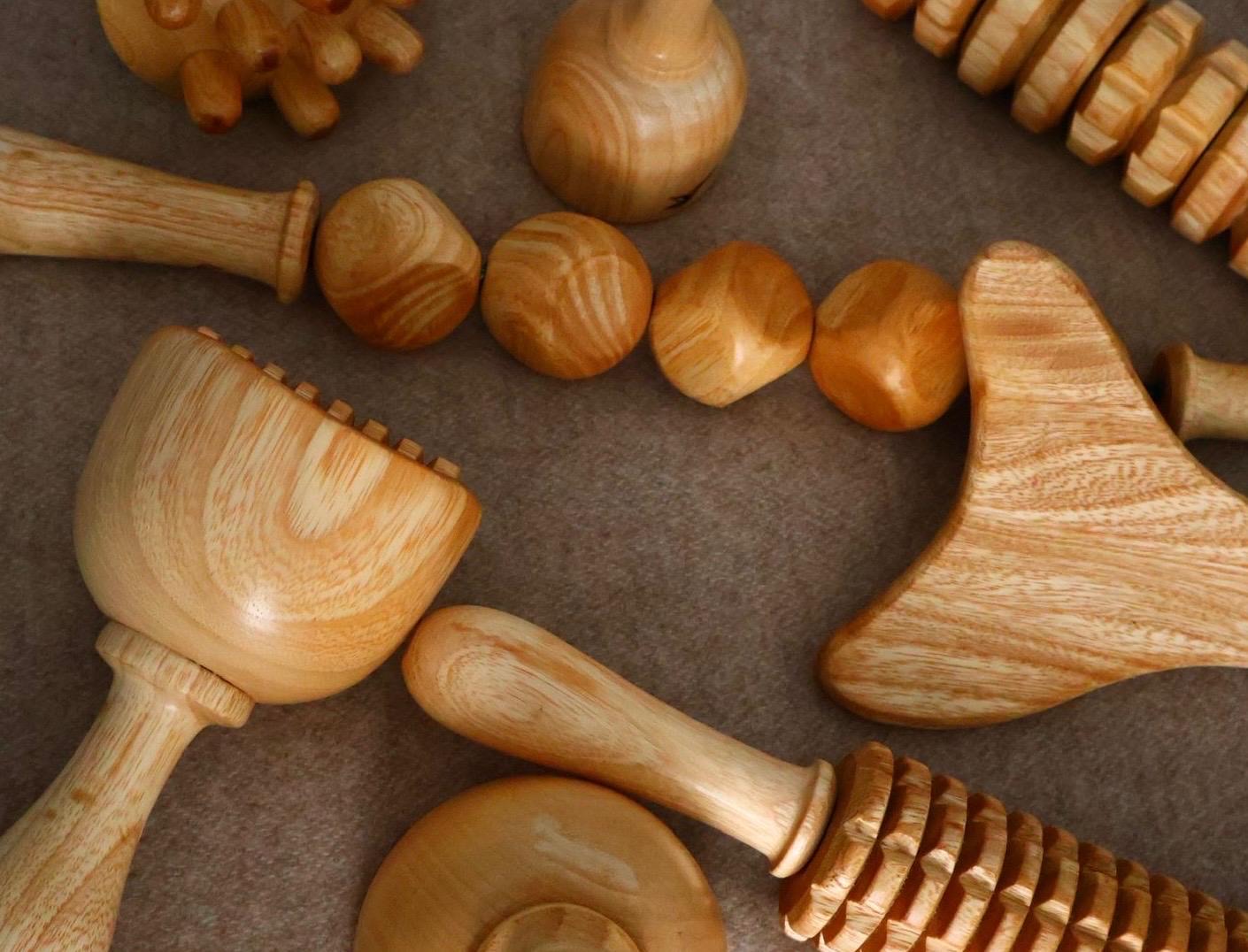 Instruments en bois utilisés pour la maderothérapie : rouleau, planche et maillet